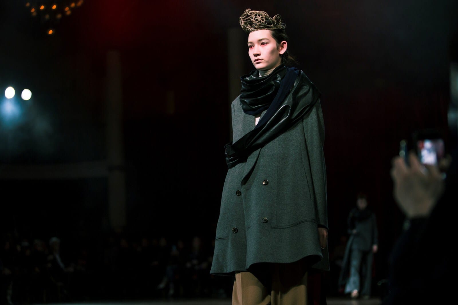 Undercover Autumn/Winter 2014 runway look 06 from Jun Takahashi's fairytale-inspired collection.