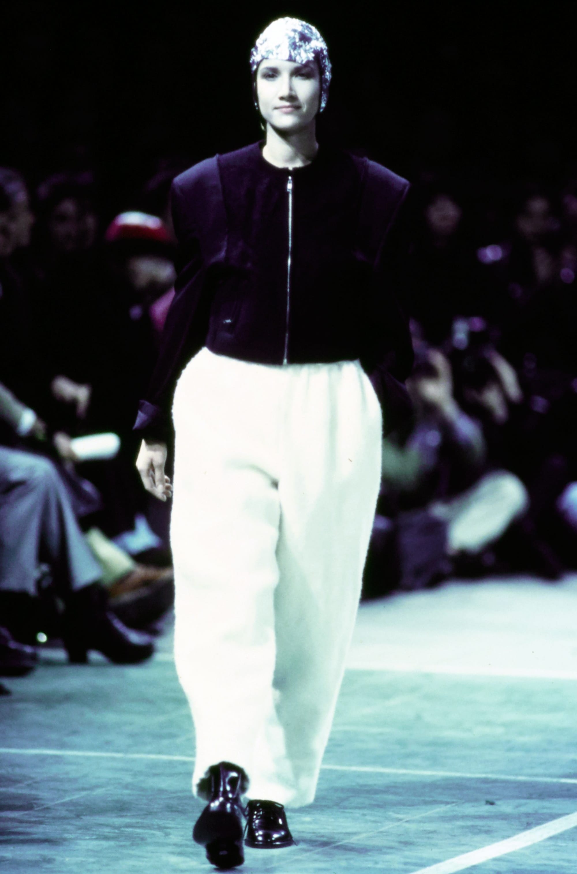 Comme des Garçons Fall 1993 Ready-to-Wear runway look 17: dark cropped jacket with wide white trousers.