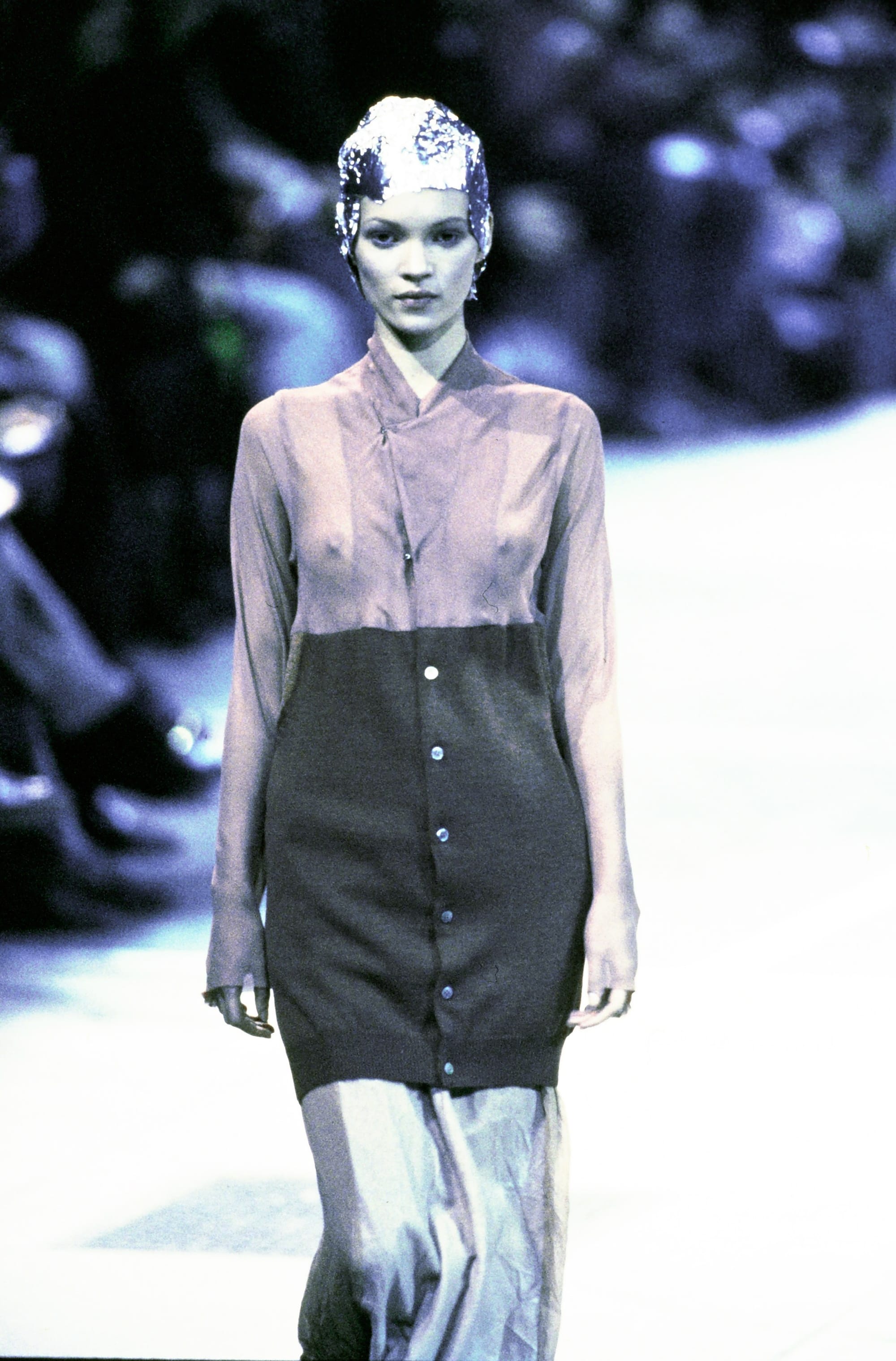 Comme des Garçons Fall 1993 Ready-to-Wear runway look 3: grey long-sleeve top under a charcoal apron dress.