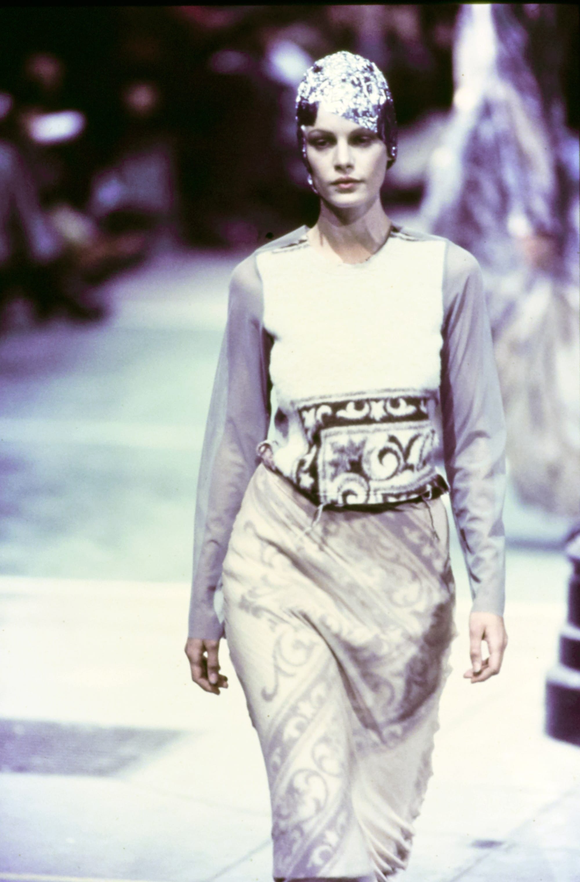 Comme des Garçons Fall 1993 Ready-to-Wear runway look 31: cream skirt and cropped top with a central graphic panel.