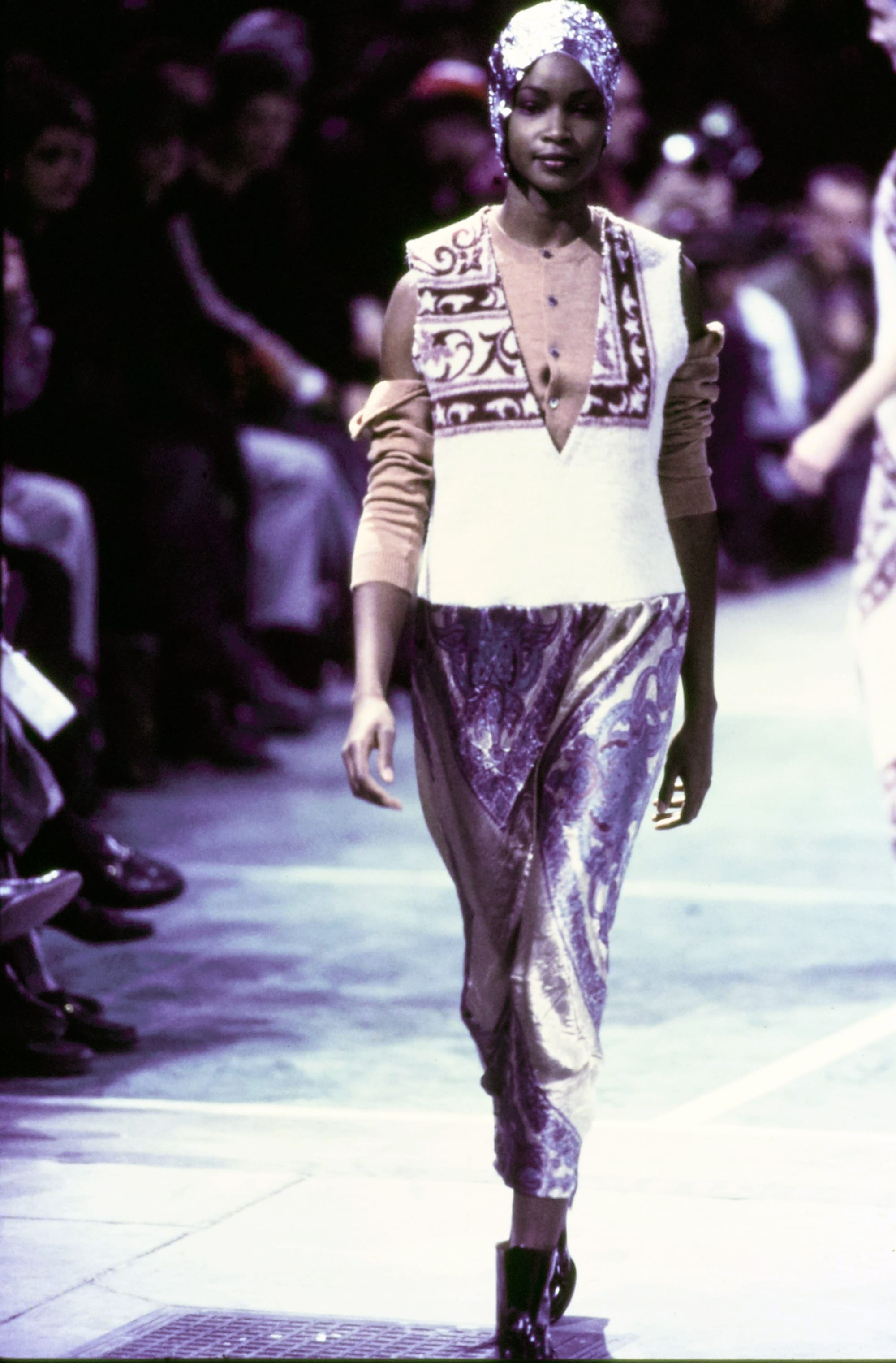 Comme des Garçons Fall 1993 Ready-to-Wear runway look 33: white top with rectangular chest panel and reflective trousers.