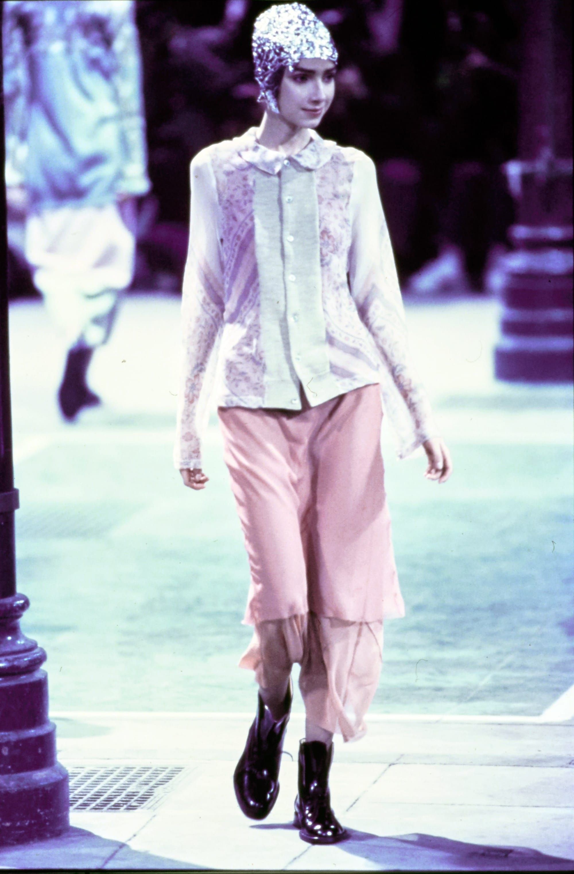 Comme des Garçons Fall 1993 Ready-to-Wear runway look 4: pale tailored jacket with cropped pink trousers.