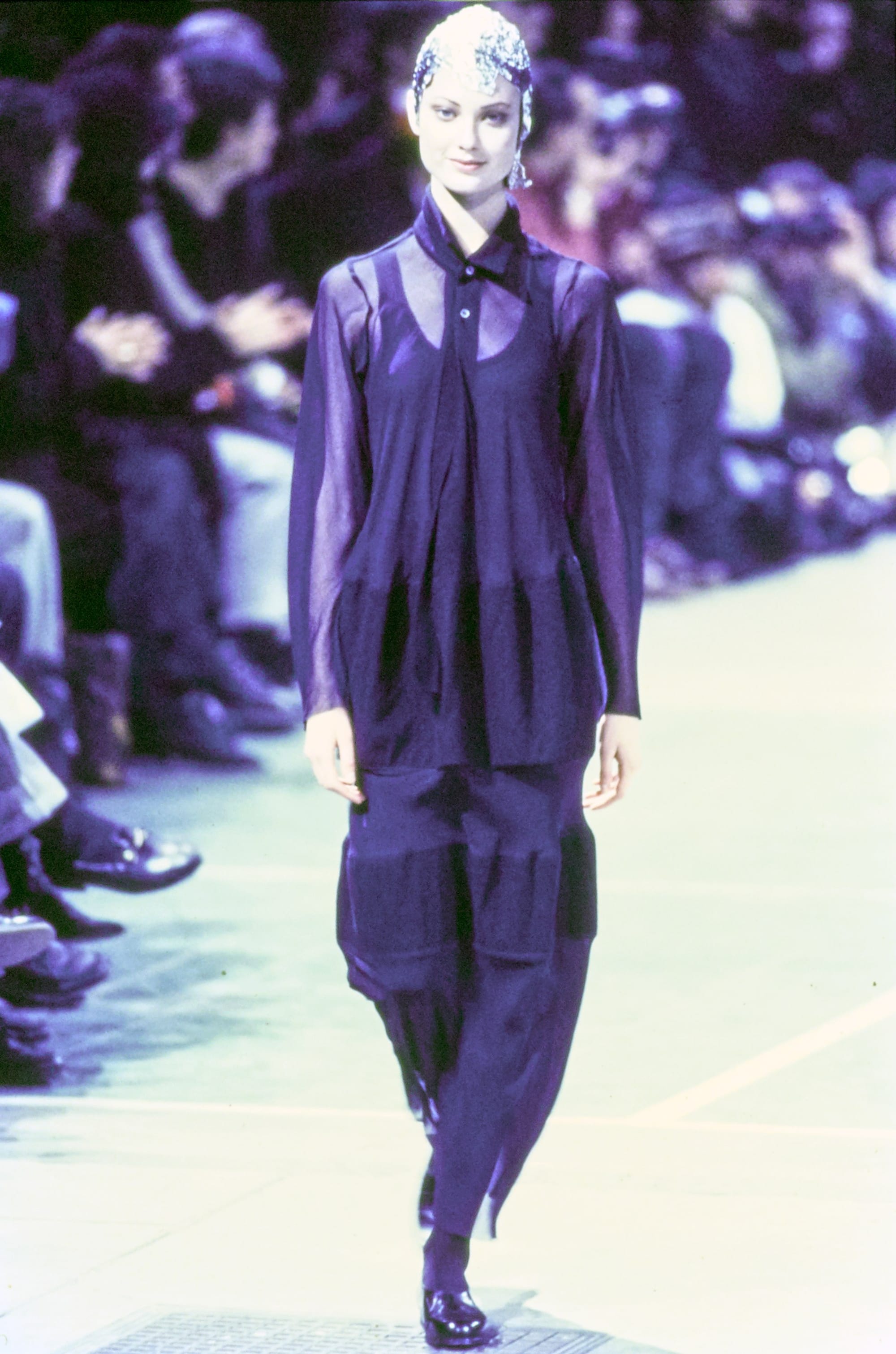 Comme des Garçons Fall 1993 Ready-to-Wear runway look 56: dark tunic over cropped trousers.