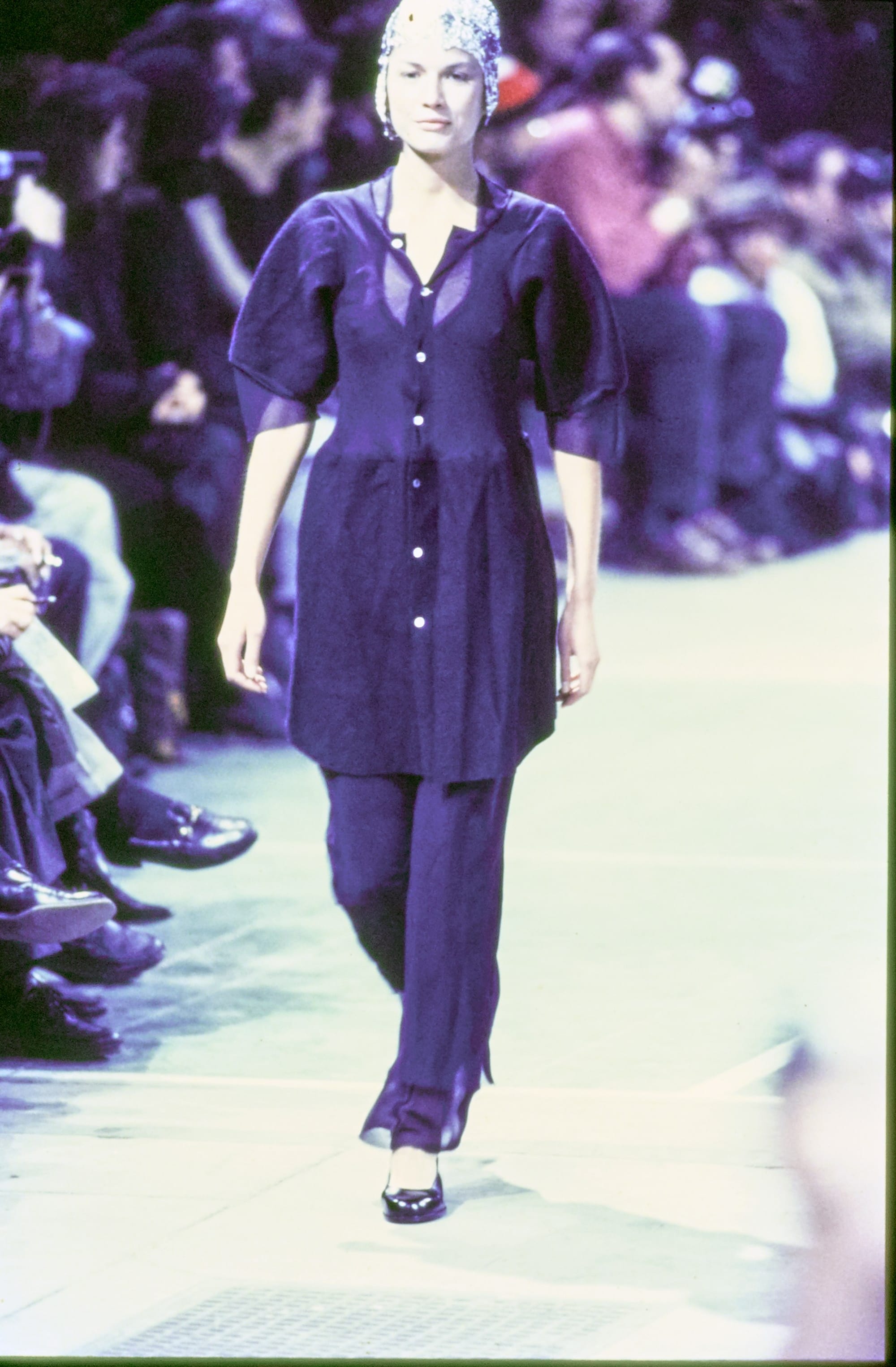 Comme des Garçons Fall 1993 Ready-to-Wear runway look 58: dark belted tunic and trousers.