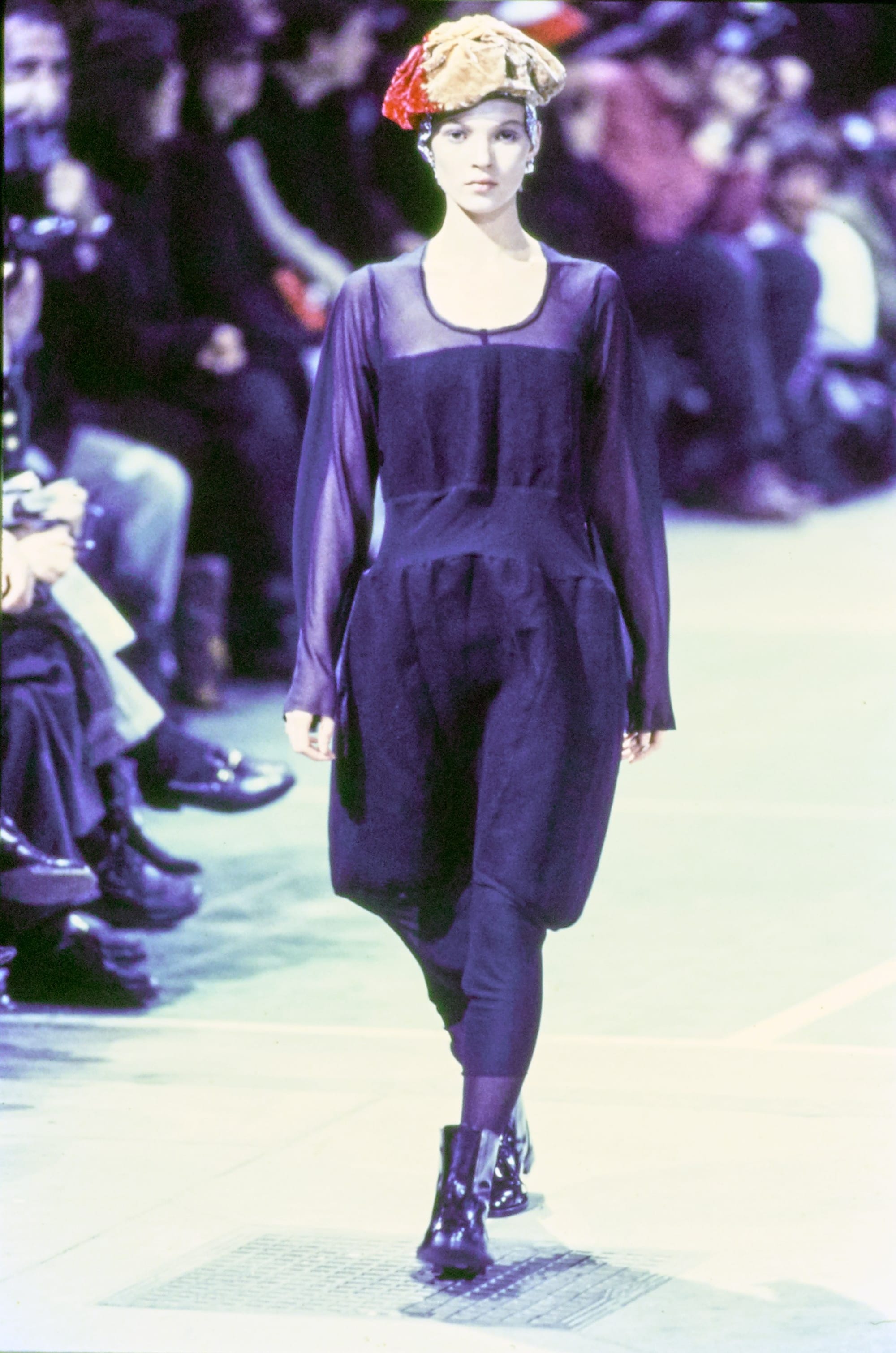 Comme des Garçons Fall 1993 Ready-to-Wear runway look 60: dark cropped top and rounded trousers with a patterned head wrap.