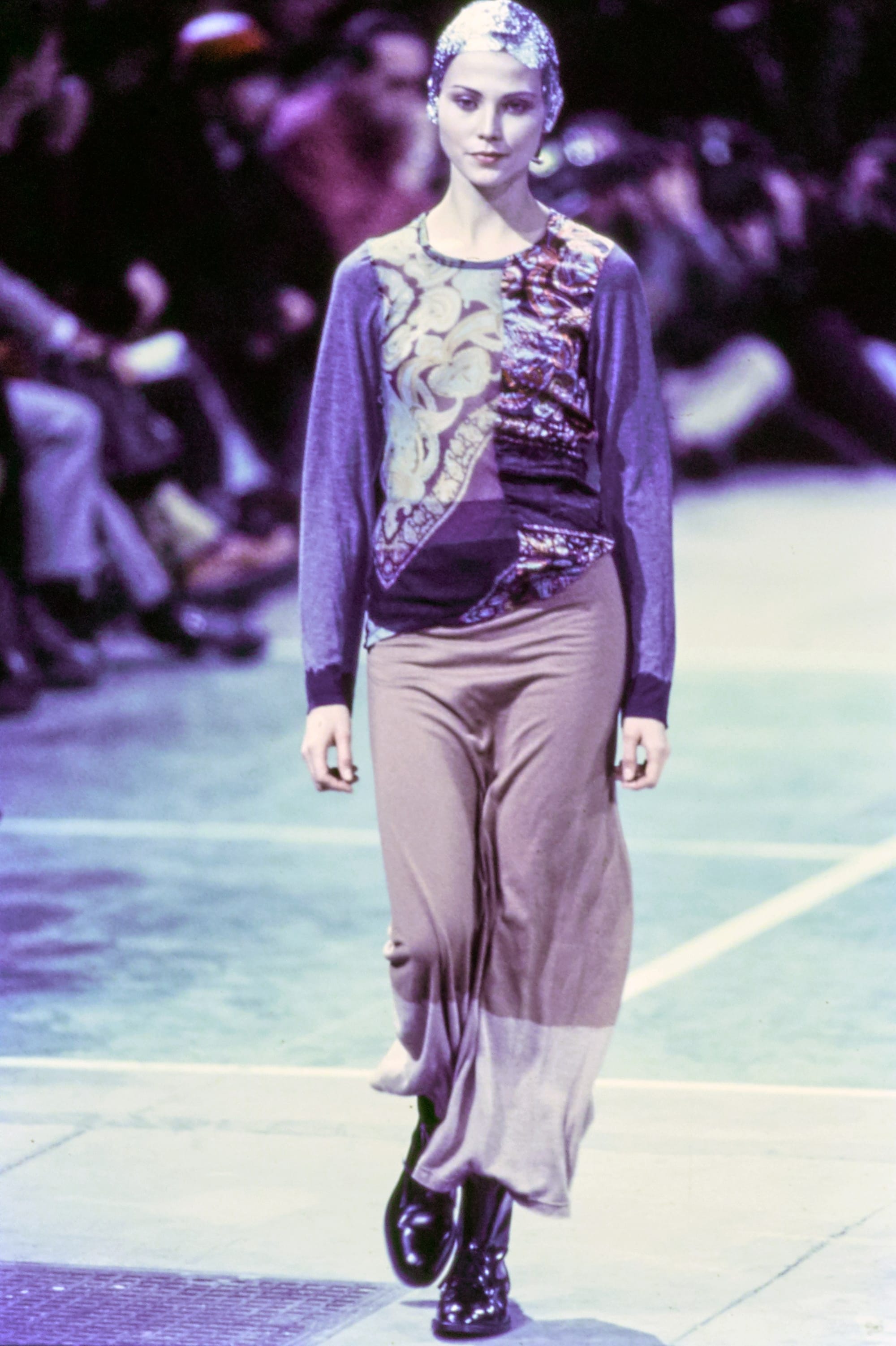 Comme des Garçons Fall 1993 Ready-to-Wear runway look 76: purple graphic top with pale cropped trousers.
