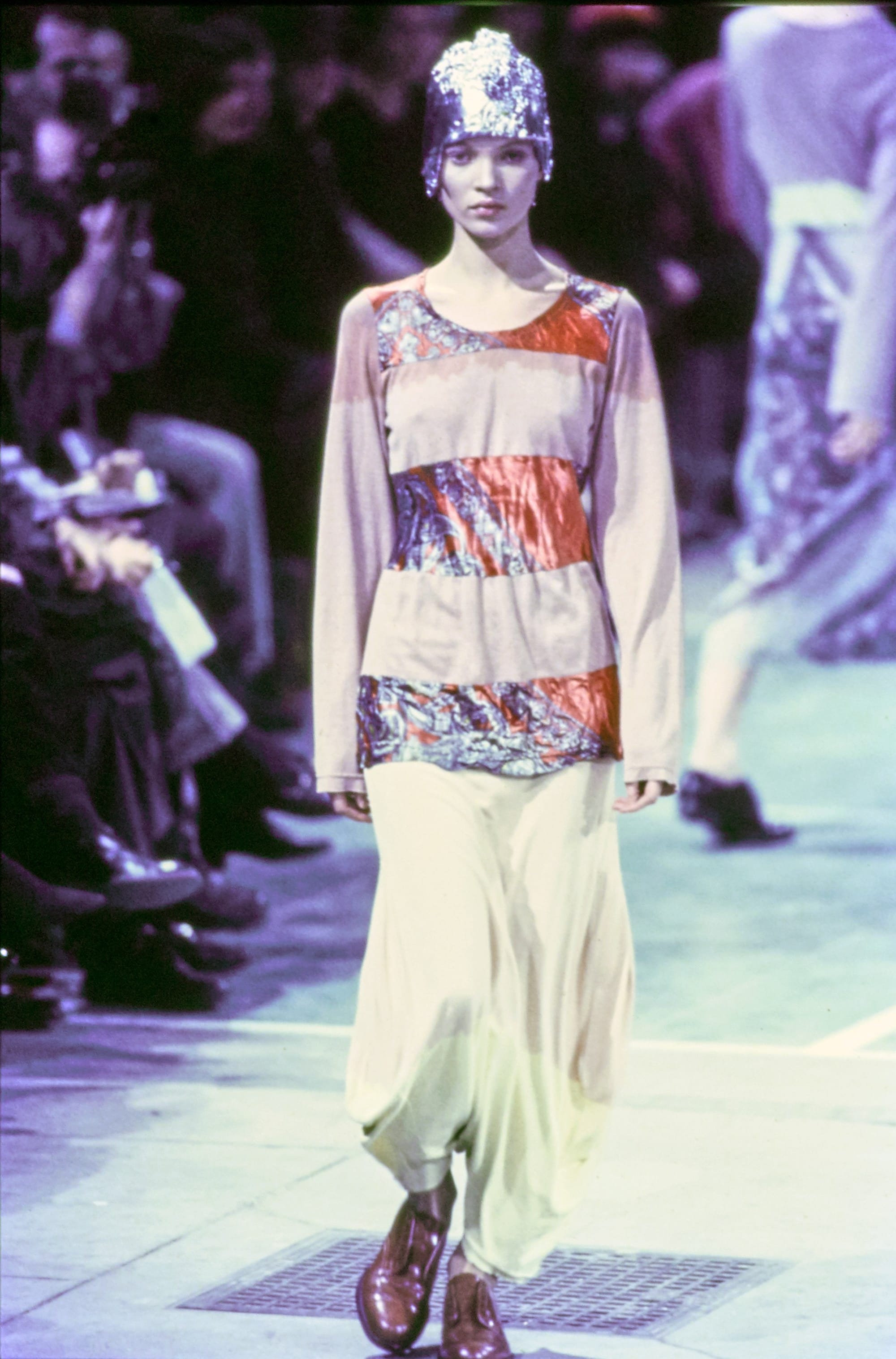 Comme des Garçons Fall 1993 Ready-to-Wear runway look 79: pale graphic tunic over a long cream skirt.