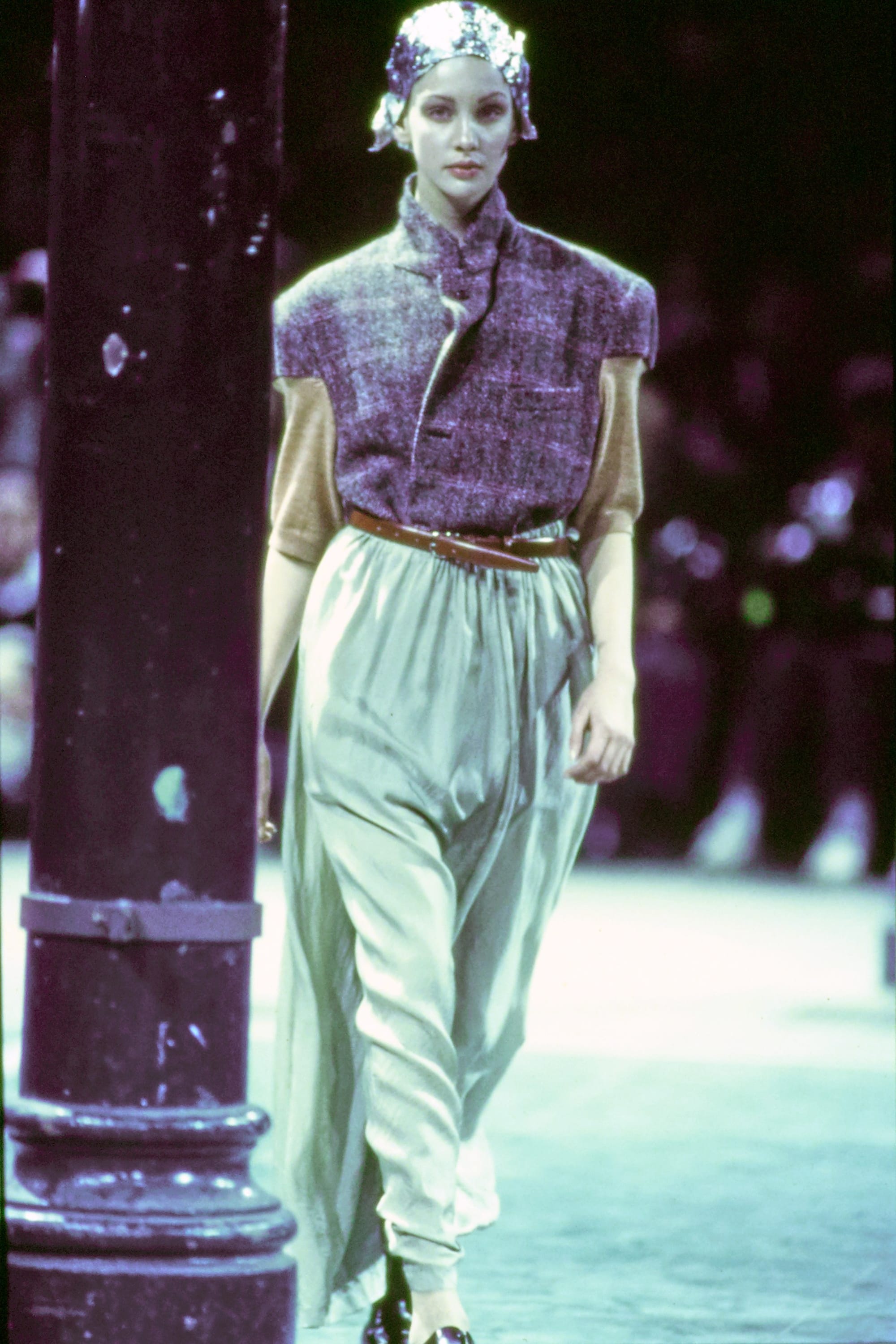 Comme des Garçons Fall 1993 Ready-to-Wear runway look 8: purple sleeveless top with mint gathered trousers.