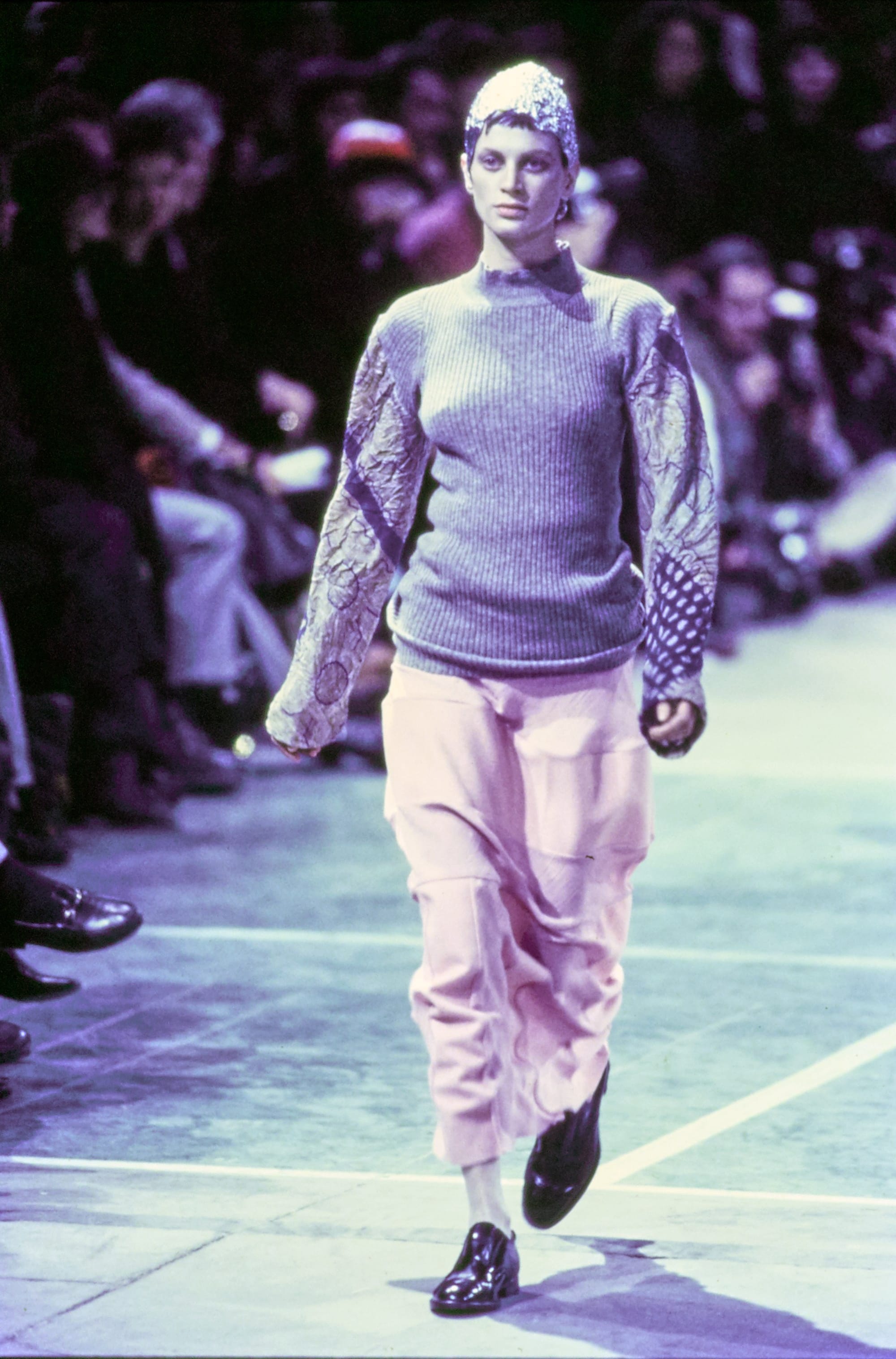 Comme des Garçons Fall 1993 Ready-to-Wear runway look 82: grey knit top with pink cropped trousers.