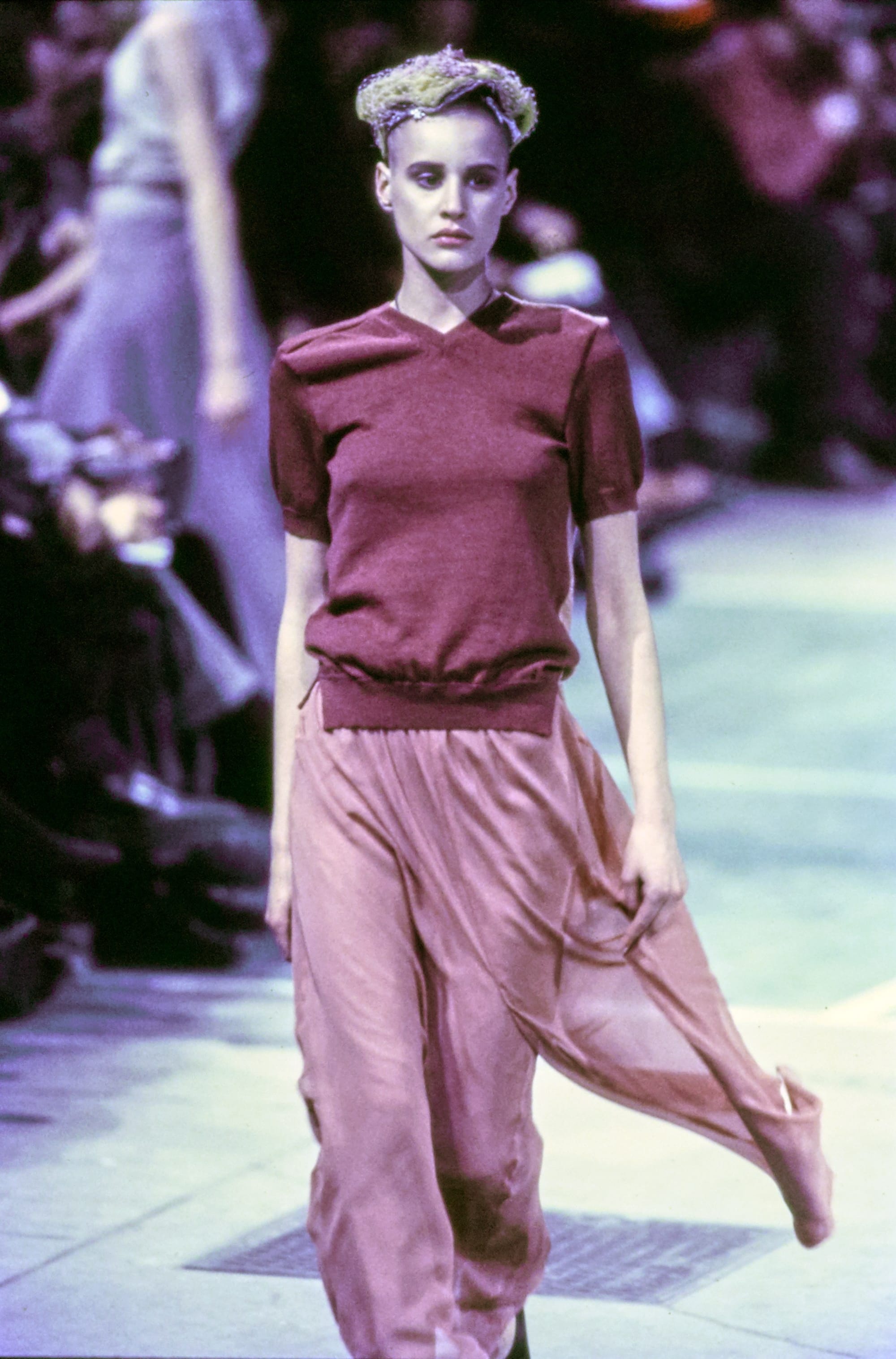 Comme des Garçons Fall 1993 Ready-to-Wear runway look 87: burgundy top with a mauve flowing skirt.