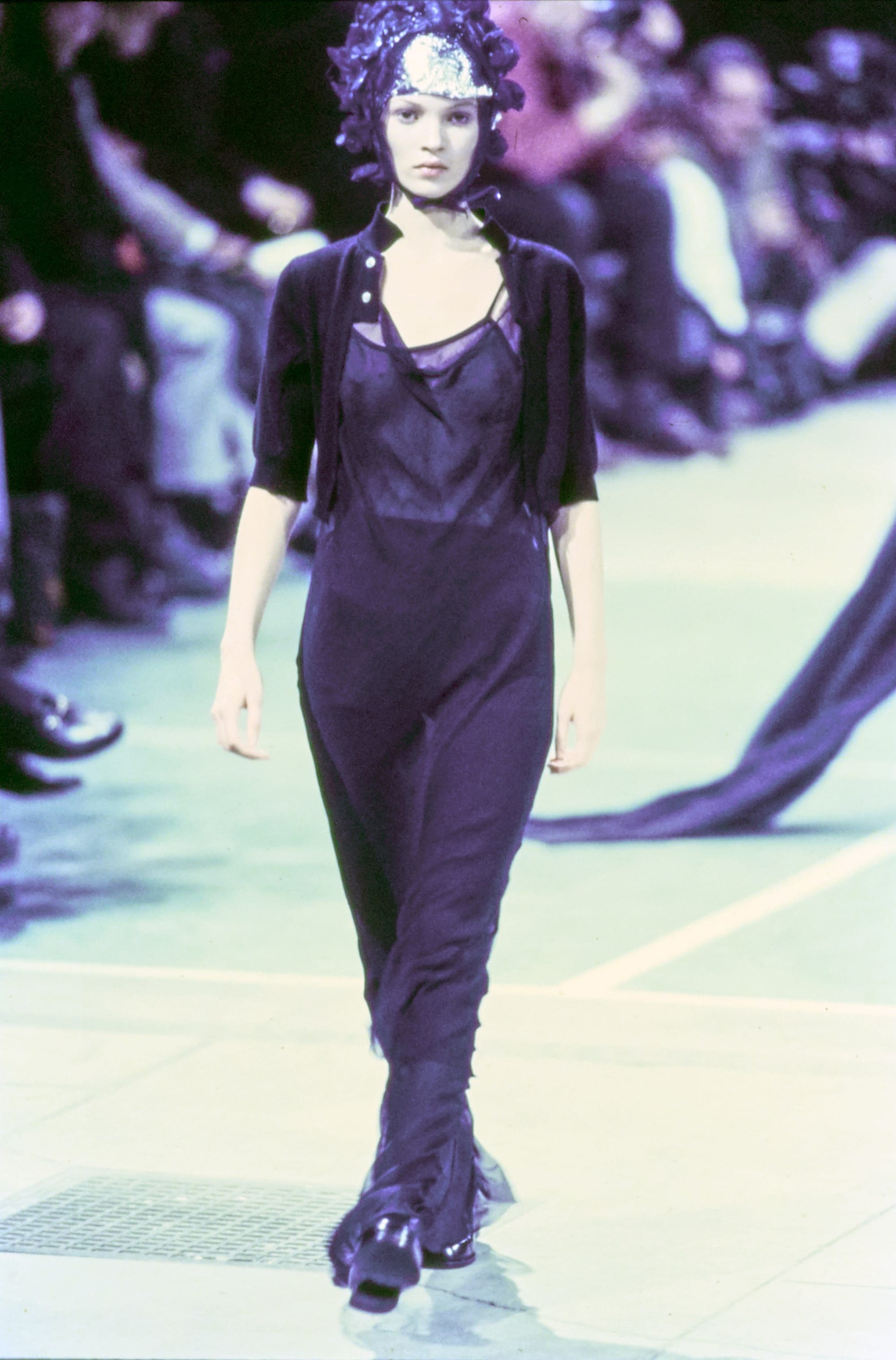 Comme des Garçons Fall 1993 Ready-to-Wear runway look 88: black draped top and trousers with a dark head wrap.