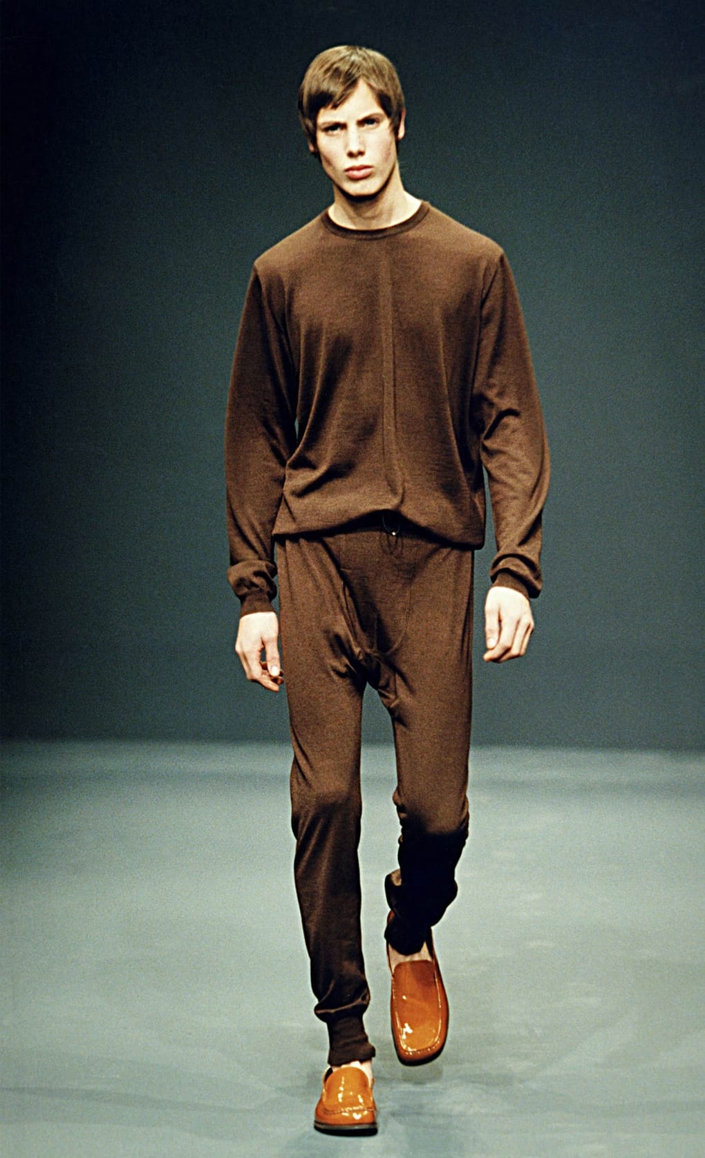 Prada Fall/Winter 1999 menswear runway look 22: brown crewneck top and trousers with tan shoes.