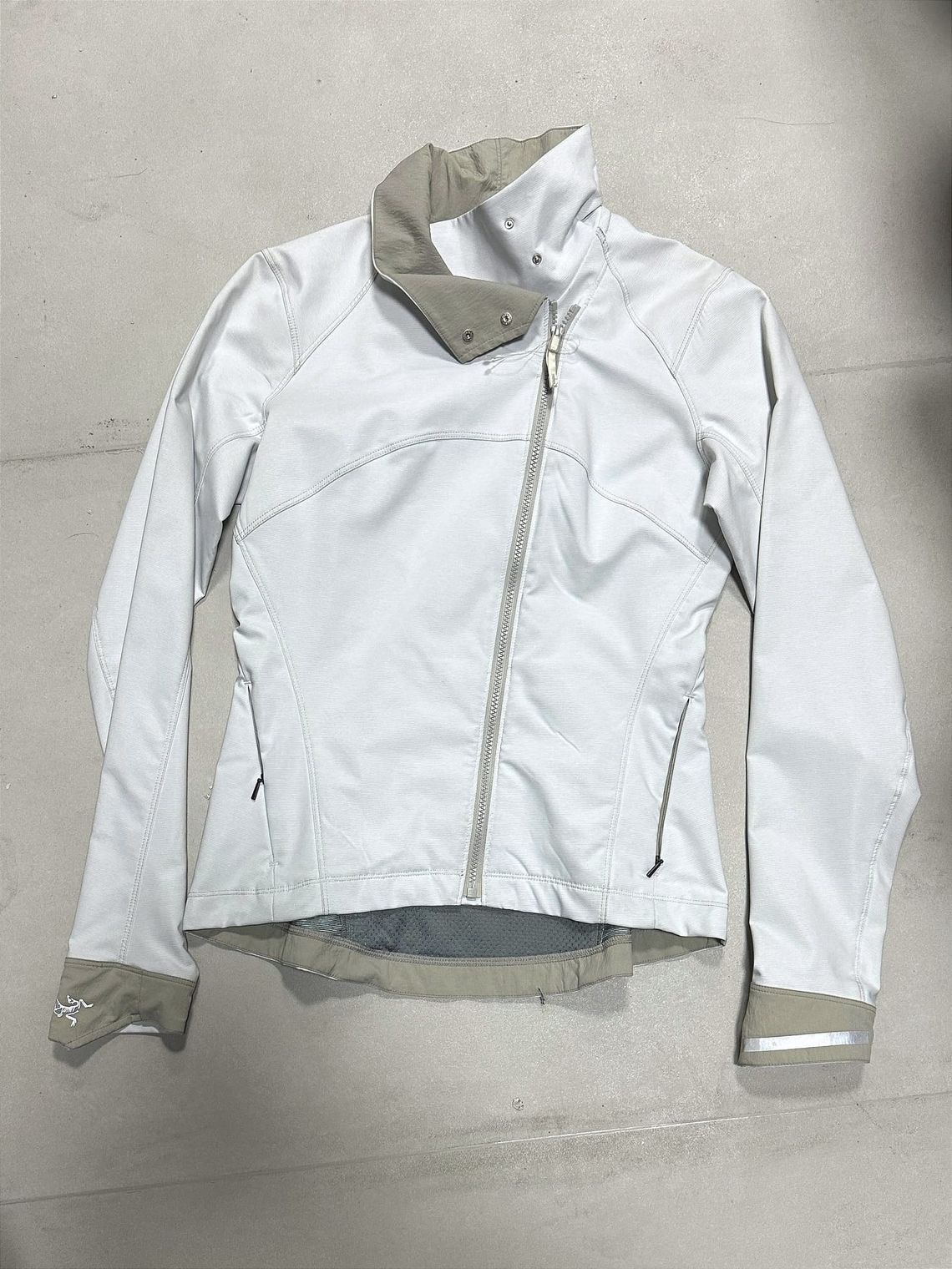 Arc'teryx A2B Women's Commuter Jacket in Chalk