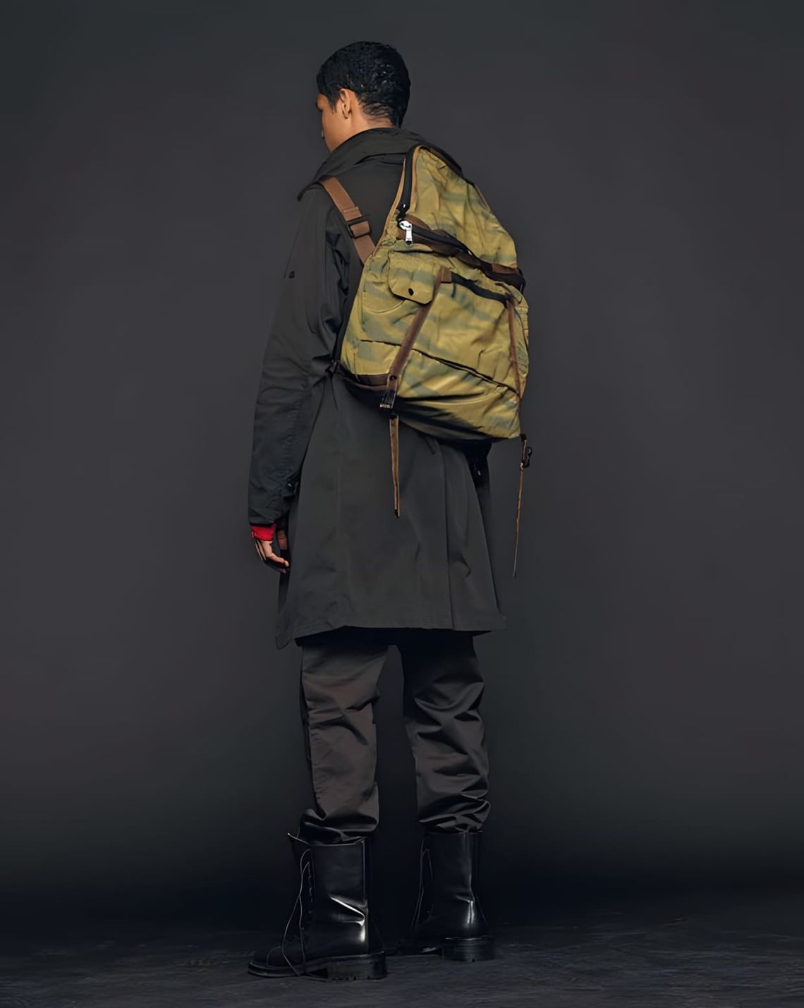 Model from rear wearing SI Shadow Project x Bagjack Transformable Messenger Bag as backpack, olive camo Diamond-R 3L, SS2011 