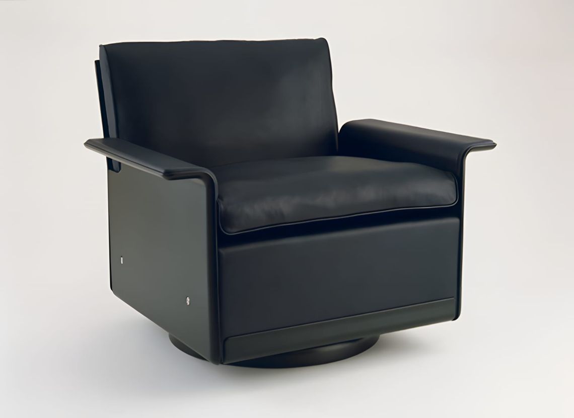 Vitsoe 620 Chair Programme armchair in full-grain leather, designed by Dieter Rams in 1962, shown with low or high back modul