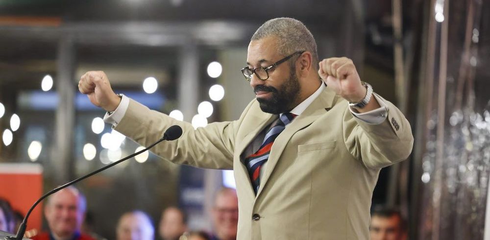 How to fly like a foreign secretary: A guide to luxury jets and showers post image