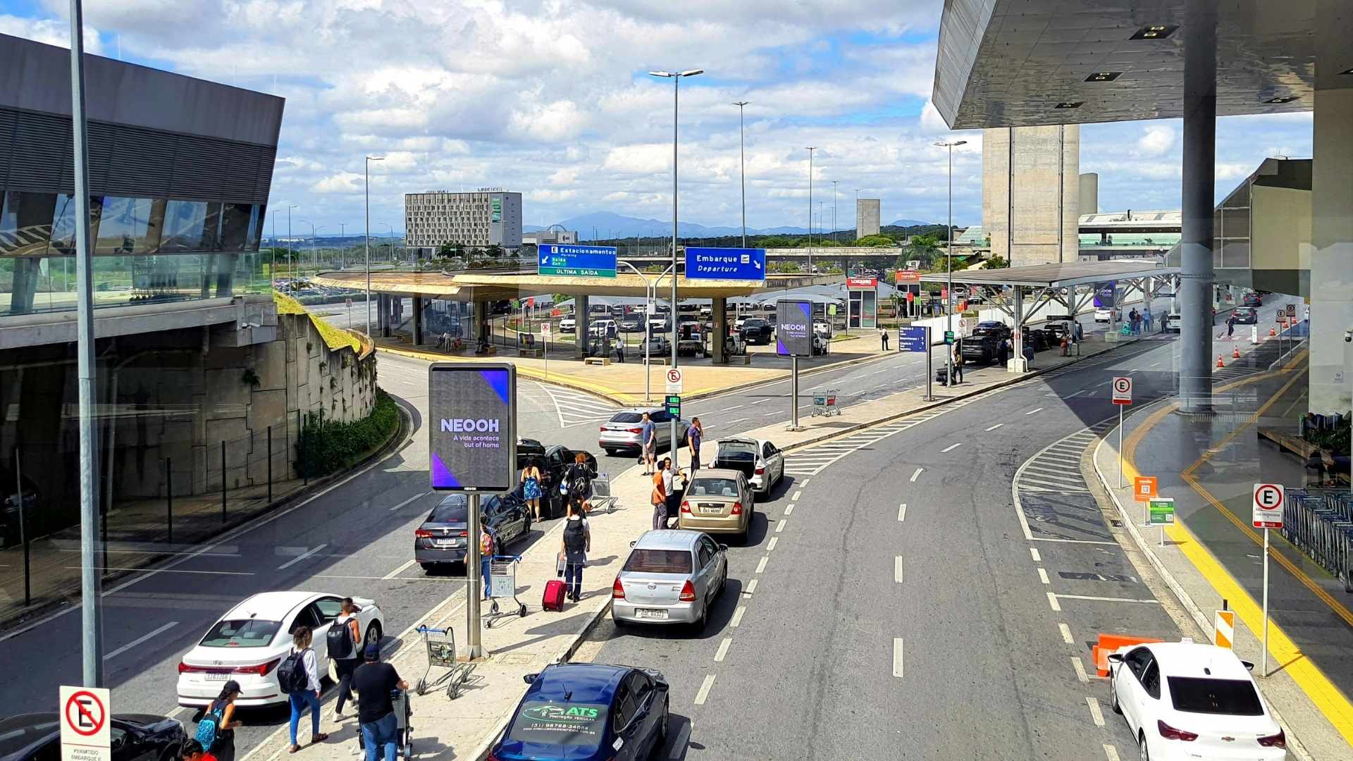 LiDAR tracking vehicles and passengers at airport curbside.
