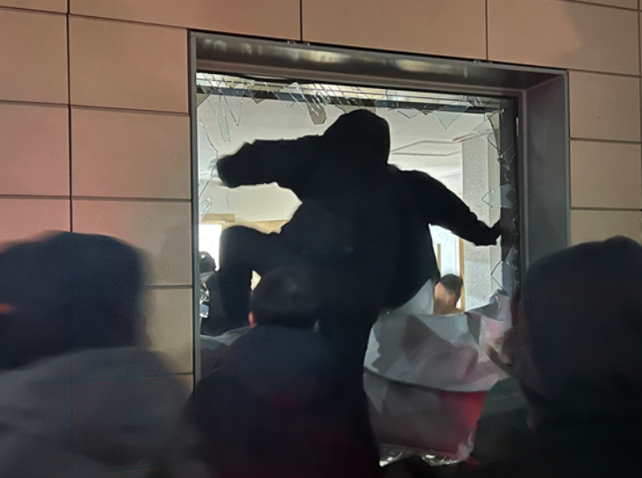 2025. 1. 19. 윤석열 대통령 구속영장 발부 소식에 서울 서부지법을 부수던 자들은 민주주의를 해치는 '화이트 워커'가 아닐까