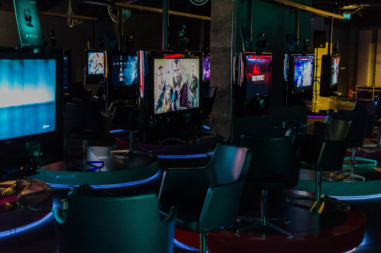 How to find and safely use wifi and cybercafes abroad