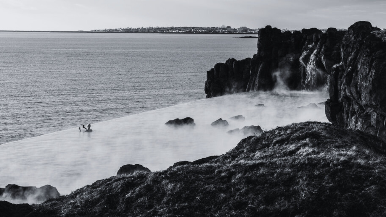 Tekjur Sky Lagoon á flugi á meðan óvissa þjakar Bláa lónið