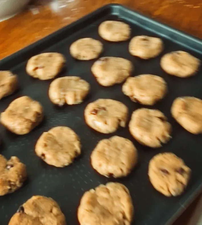 Des cookies sur une plaque de four. Ils ne sont pas encore cuits