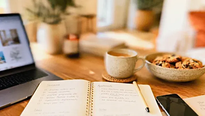 Une de café et des cookies ainsi qu'une liste de choses à faire