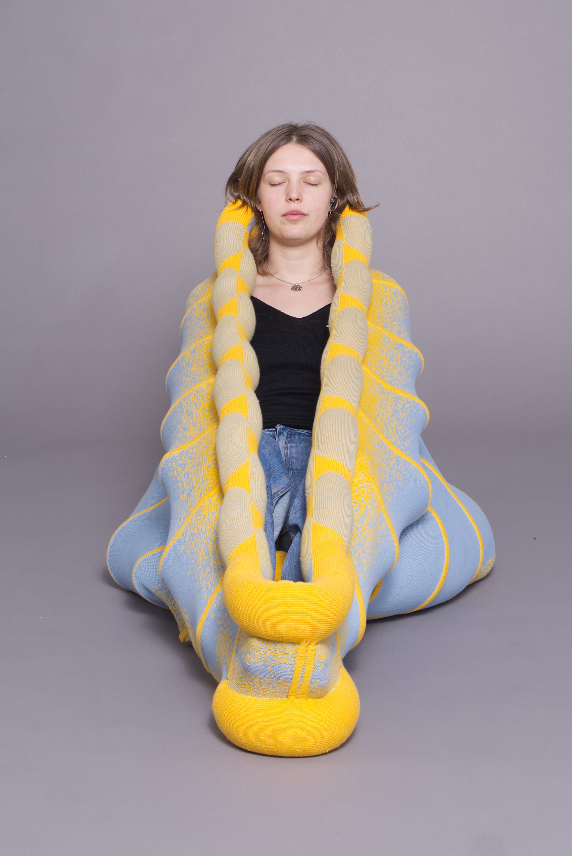 Tussuq by Luna Haverkorn. Photography by Luna Haverkorn. Yellow and blue knitted, interactive furniture design piece.