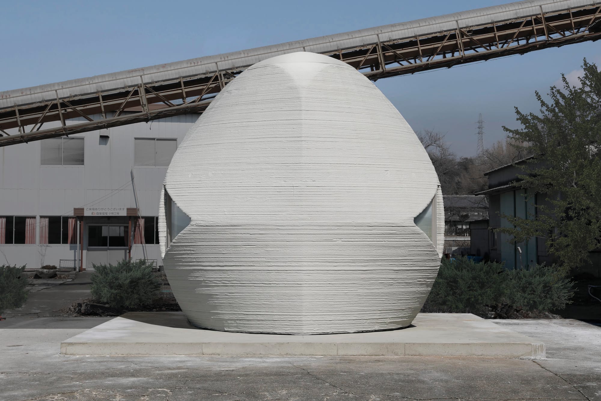 3D printed cylindric shaped, futuristic concrete home.