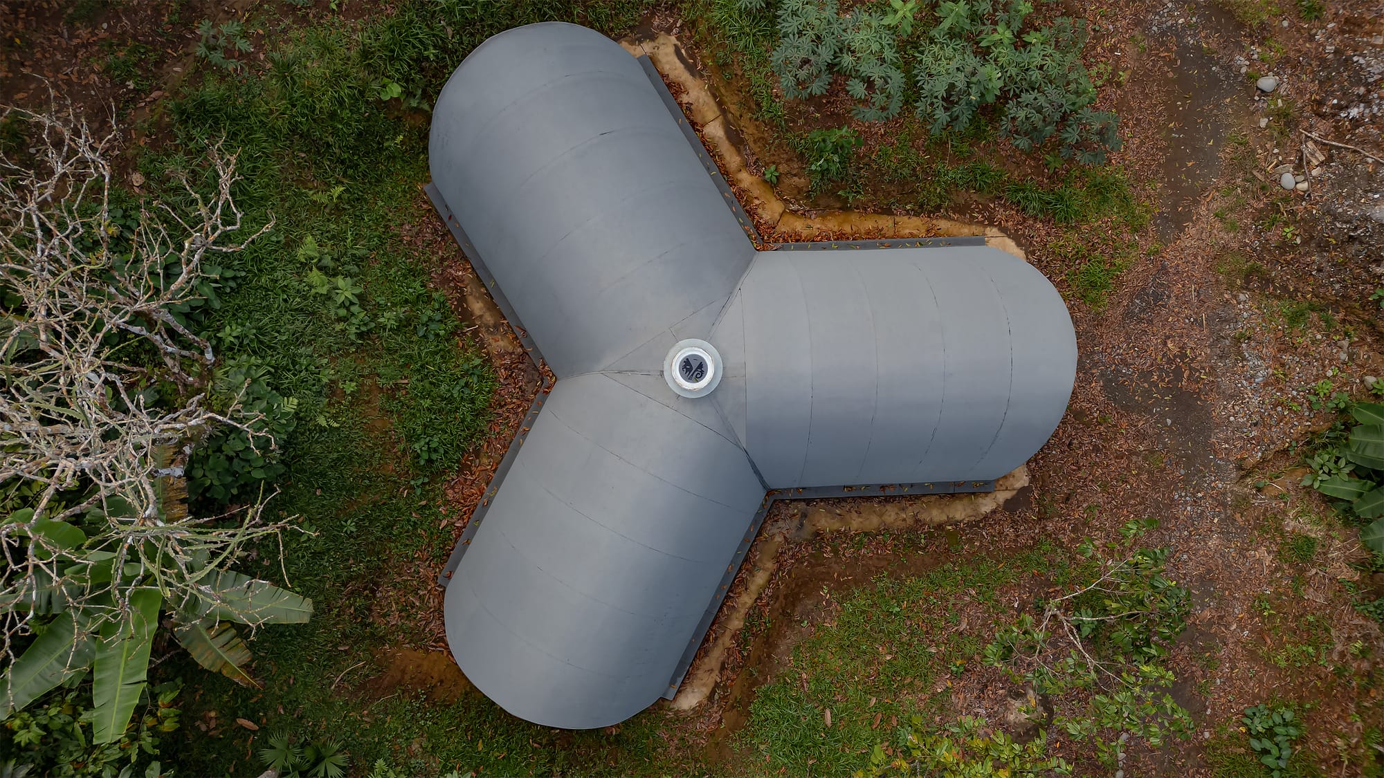 Top view on jungle laboratory, organised into three operational areas with top light.