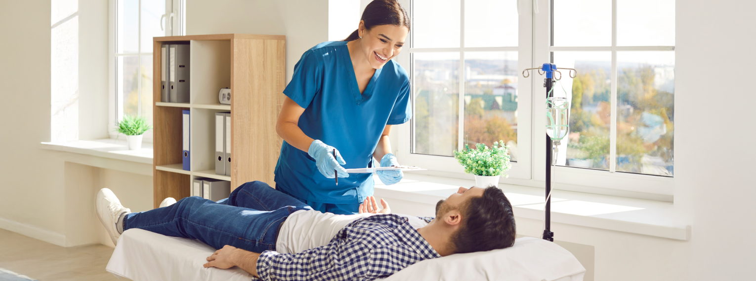 Ein Patient wird von einer Ärztin untersucht und bekommt eine Infusion.