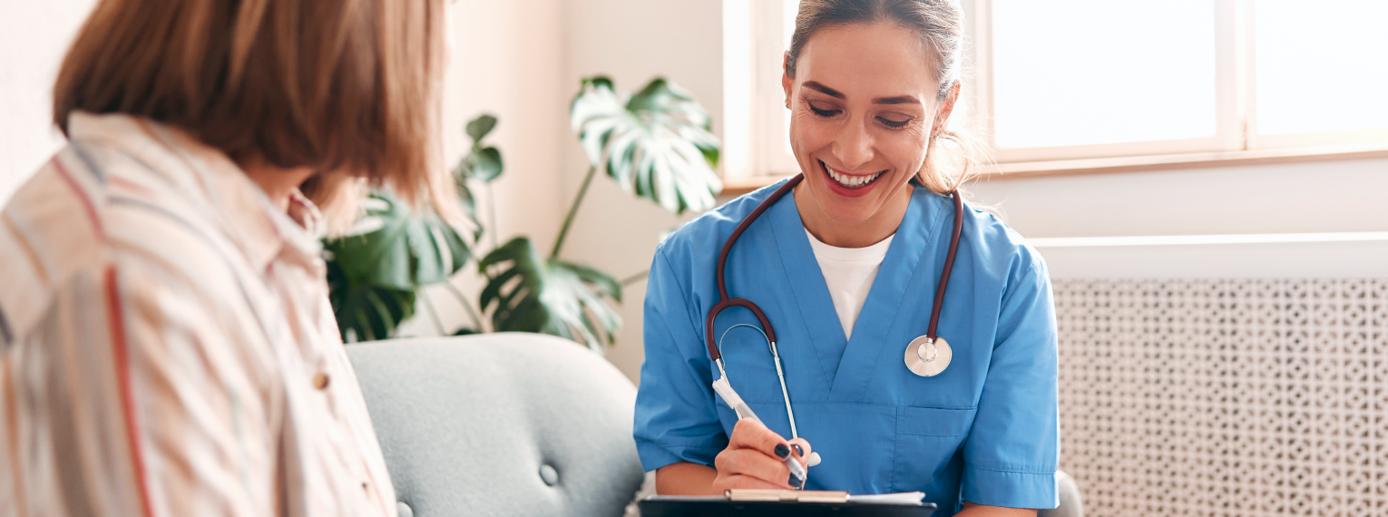 Eine Patientin wird von einer Chefärztin beraten.