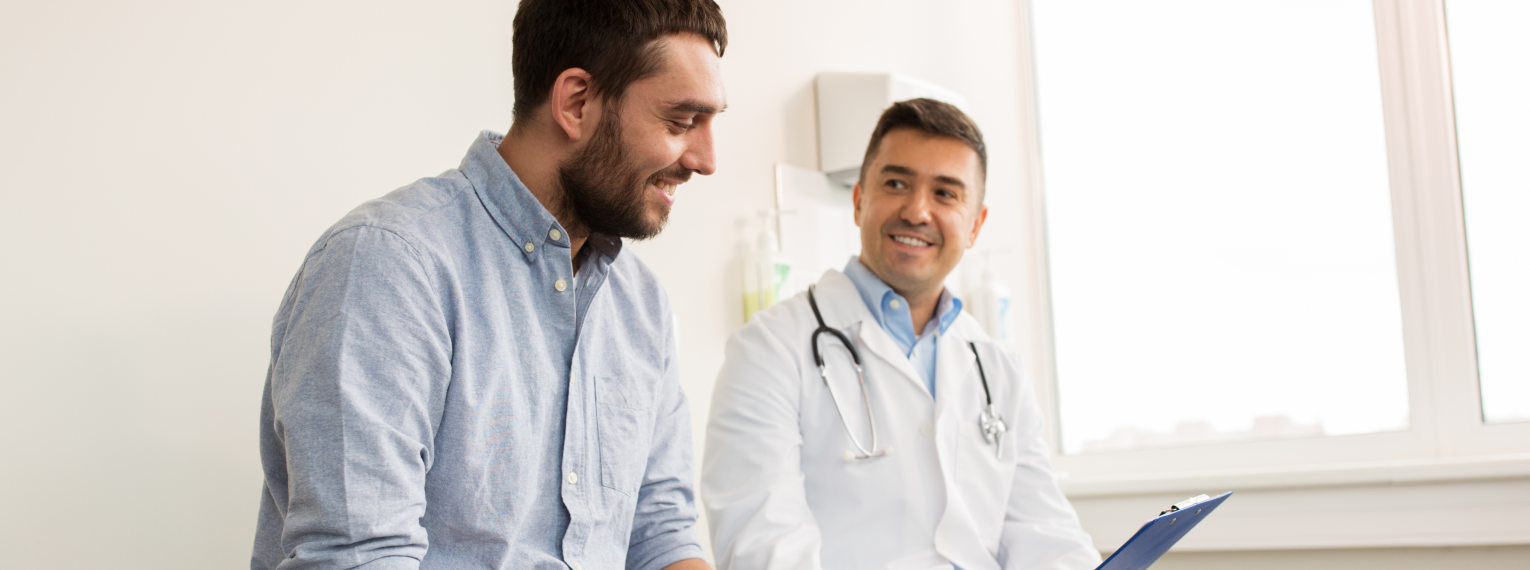 Ein Patient wird dank seiner Krankenhauszusatzversicherung vom Chefarzt untersucht.