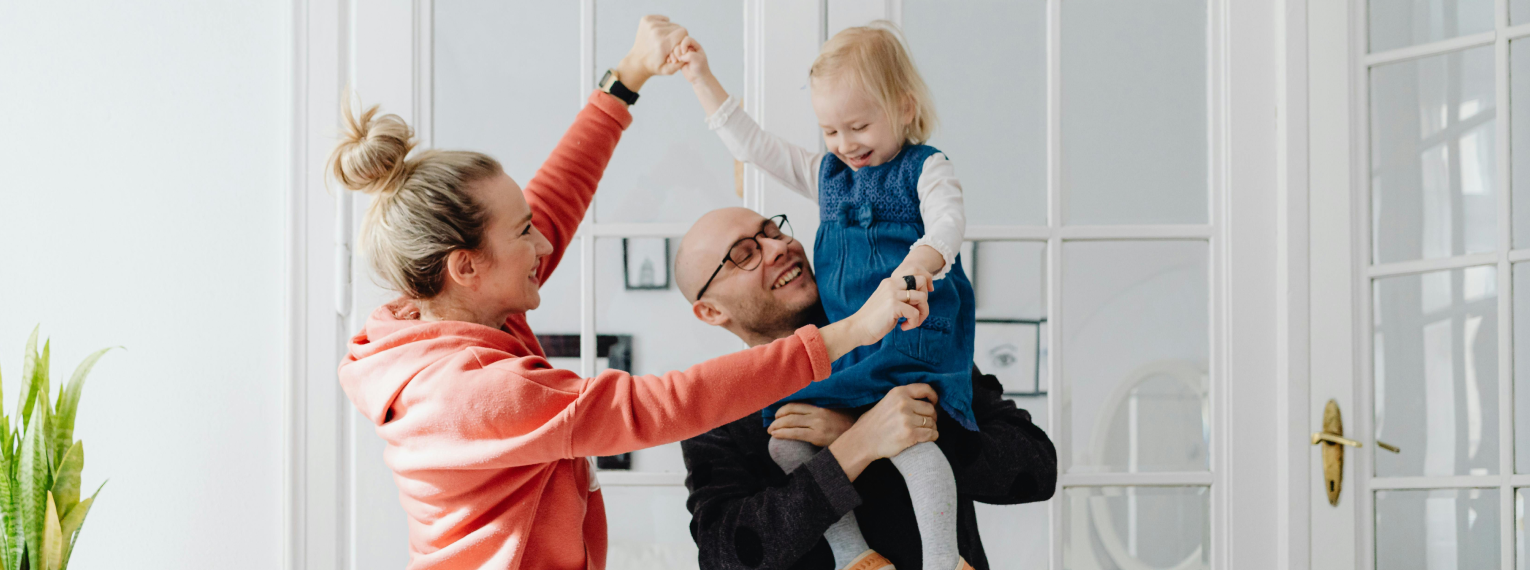 Mutter und Vater spielen mit ihrem Kind.