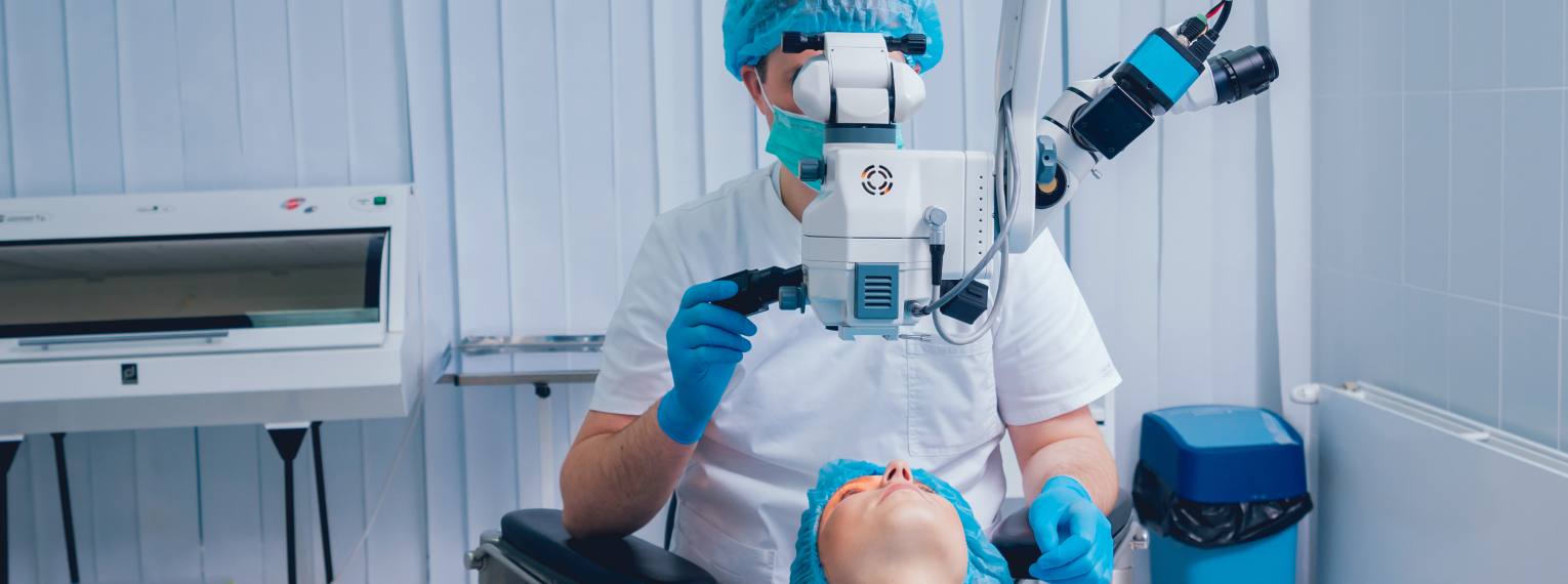 Ein Augenarzt lasert die Augen einer Patientin.
