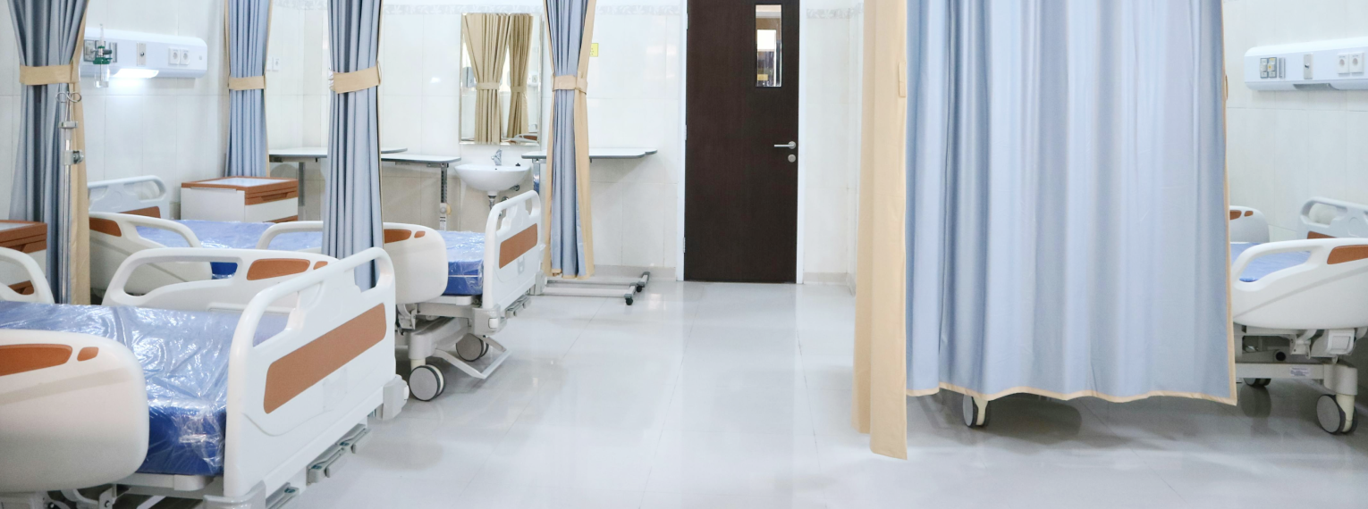 Ein Krankenhauszimmer mit mehreren Betten.