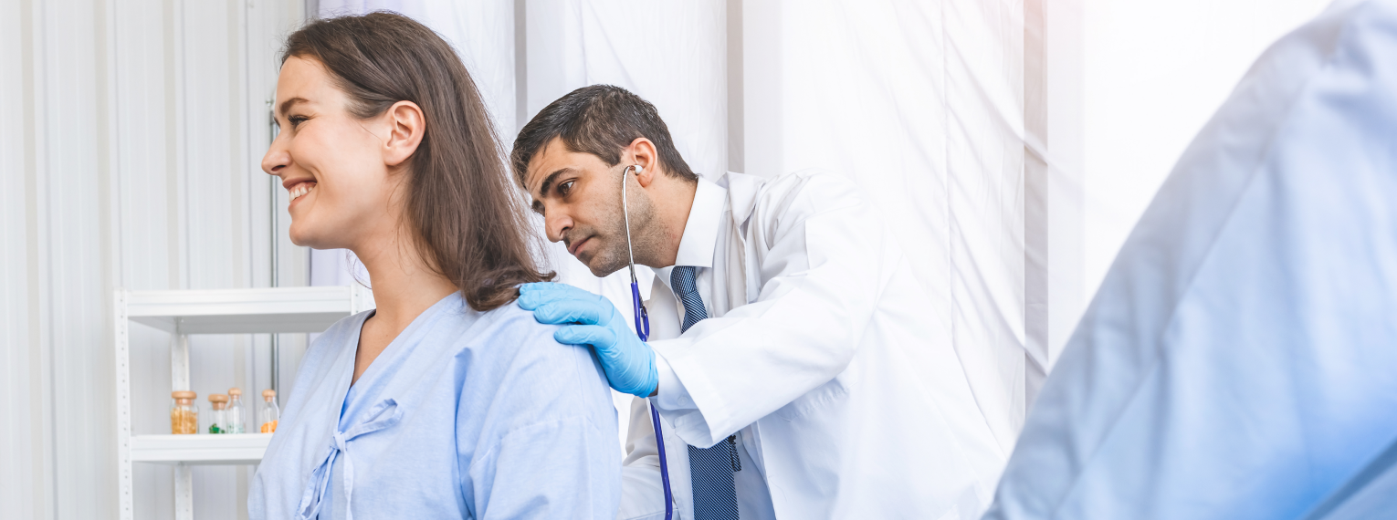 Eine Patientin wird von einem Arzt untersucht.