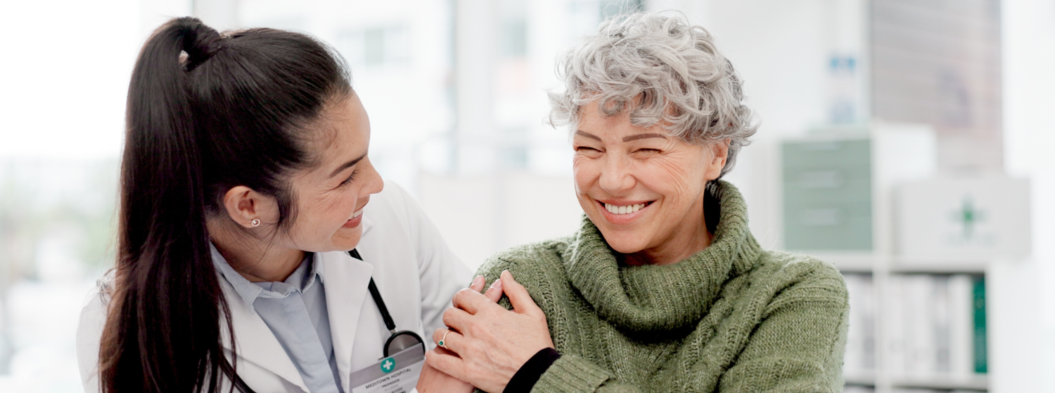 Eine Patientin spricht mit ihrer Chiropraktikerin.