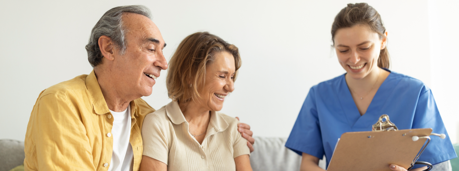 Zwei Senioren werden zu Hörgeräten beraten.