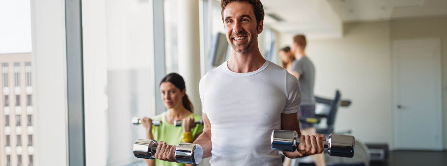 Ein Mann nimmt während seiner Reha an Gruppensportaktivitäten teil.