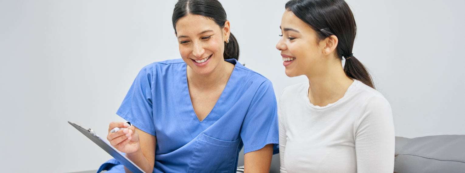 Eine Ärztin informiert eine Patientin über die Reha.