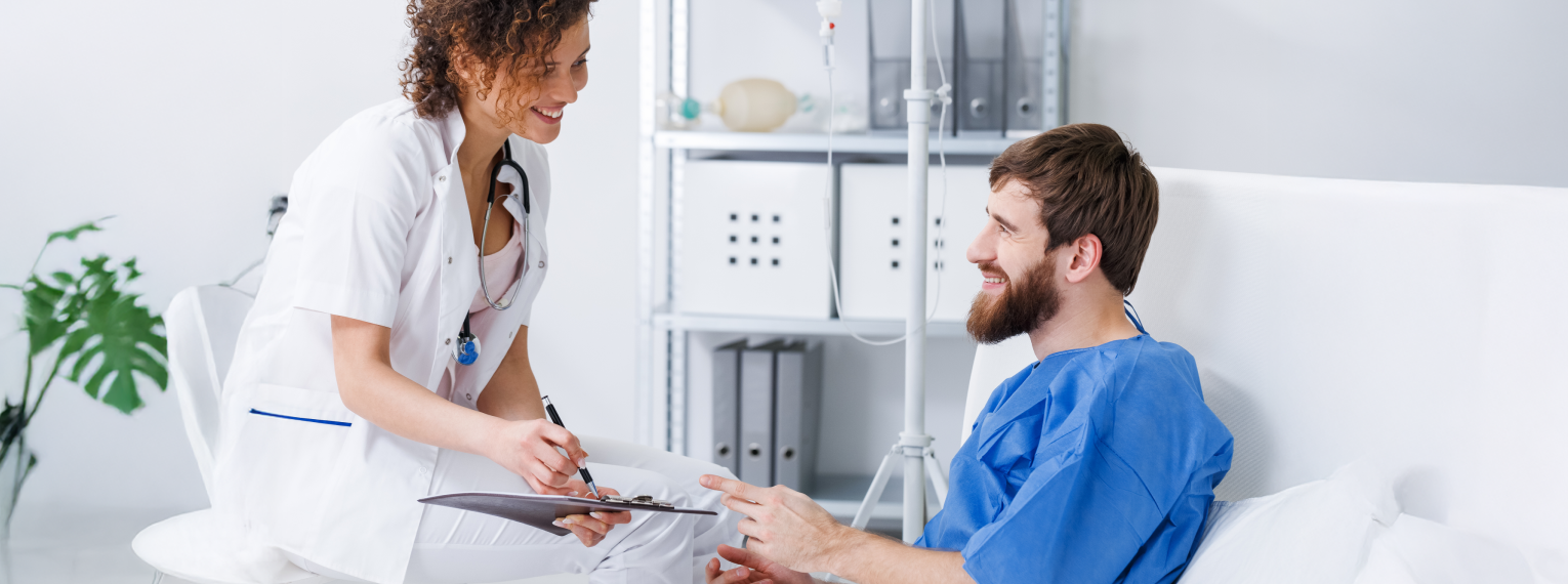 Ein Patient im Krankenhaus redet mit einer Ärztin..
