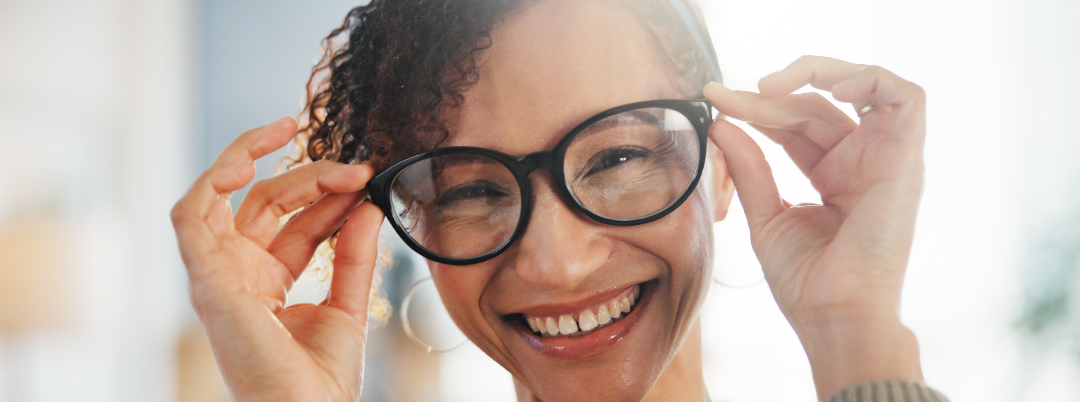 Eine Frau mit Brille, die lächelt.