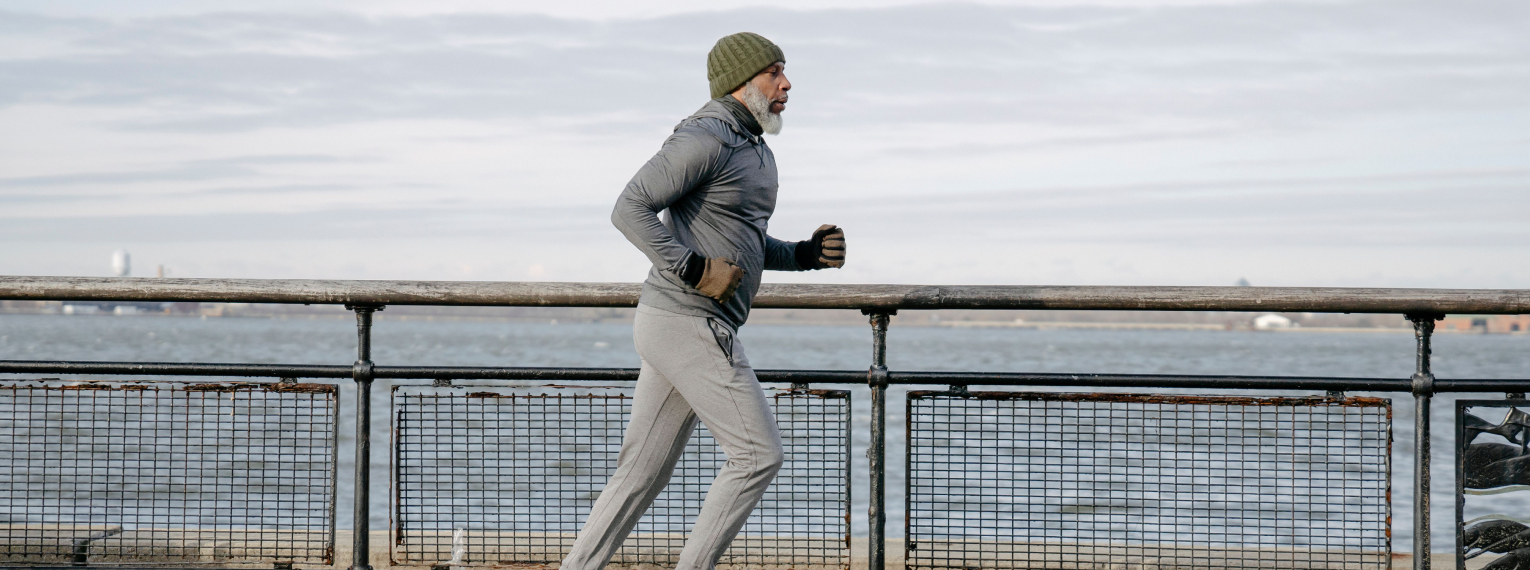 Ein ein Mann mittleren Alters joggt im Freien.