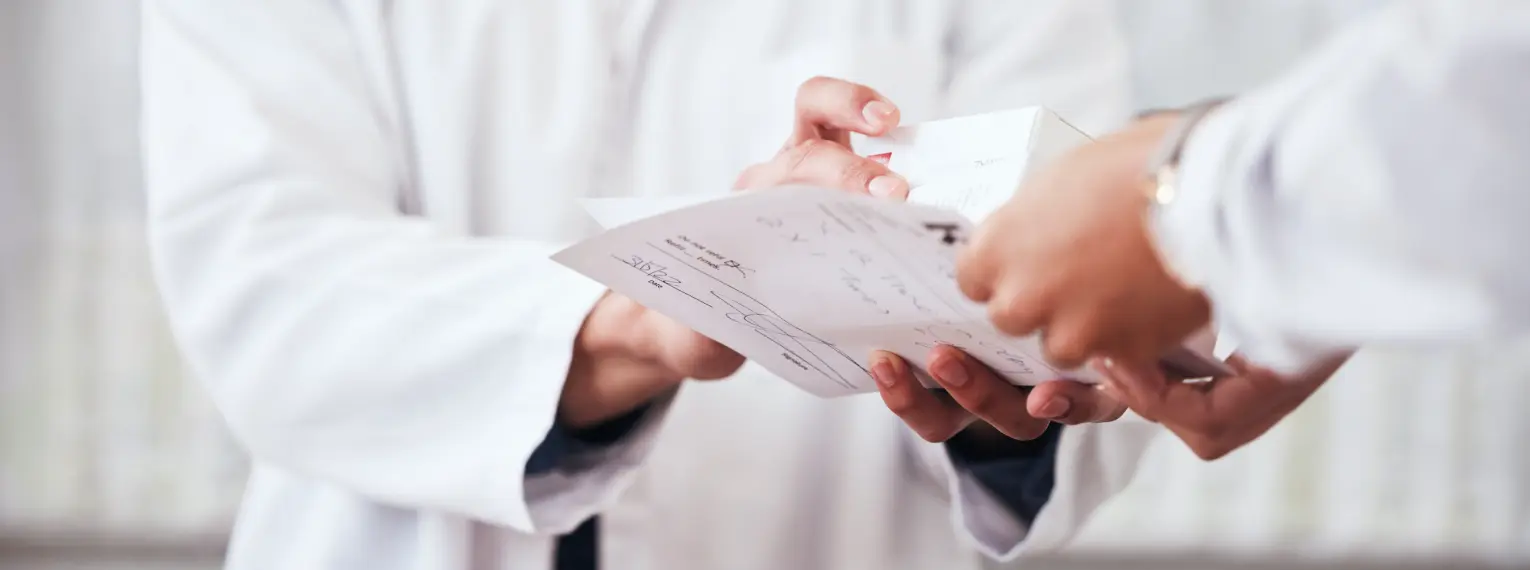 Ein Arzt gibt einem Patienten ein Testset.