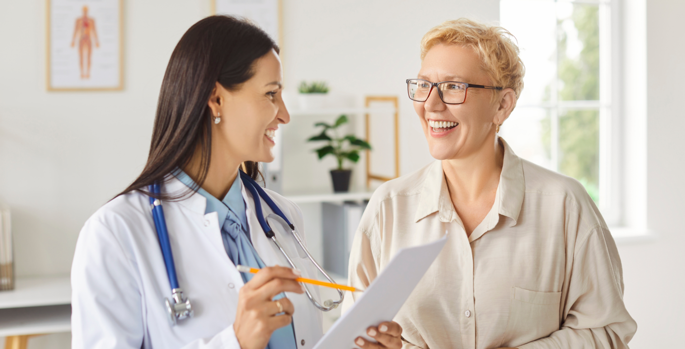 Eine Patientin spricht mit der Chefärztin.