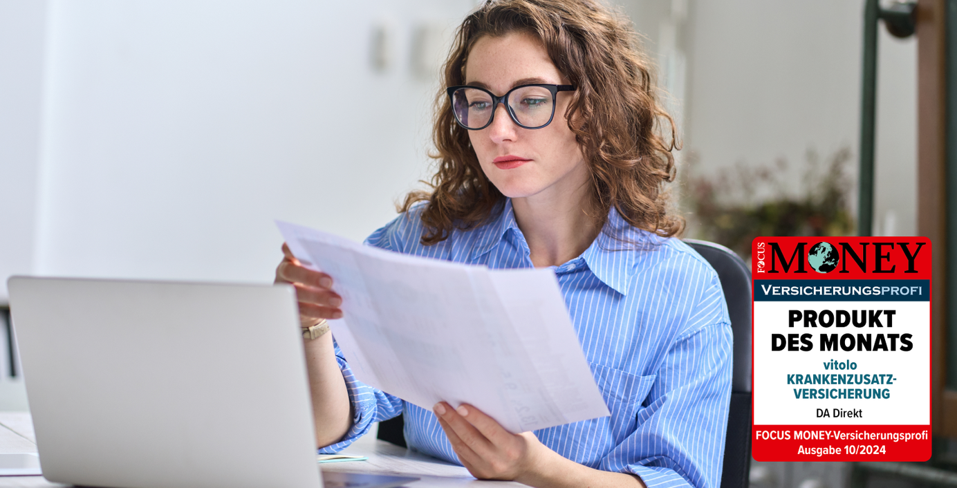 Eine Frau vergleicht zwei Versicherungen. Auf dem Bild ist zudem die Focus Money Versicherungsprofi Auszeichnung für das Produkt des Monats abgebildet.