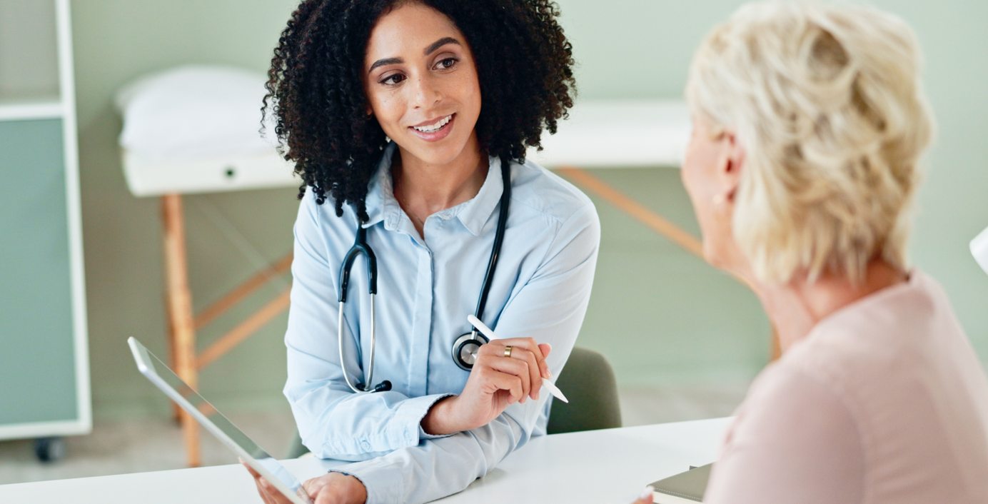Eine Frauenärztin spricht mit einer Patientin.