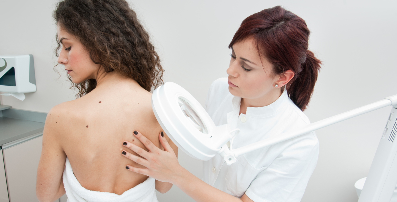 Eine Ärztin führt bei einer Patientin eine Krebsvorsorgeuntersuchung durch.