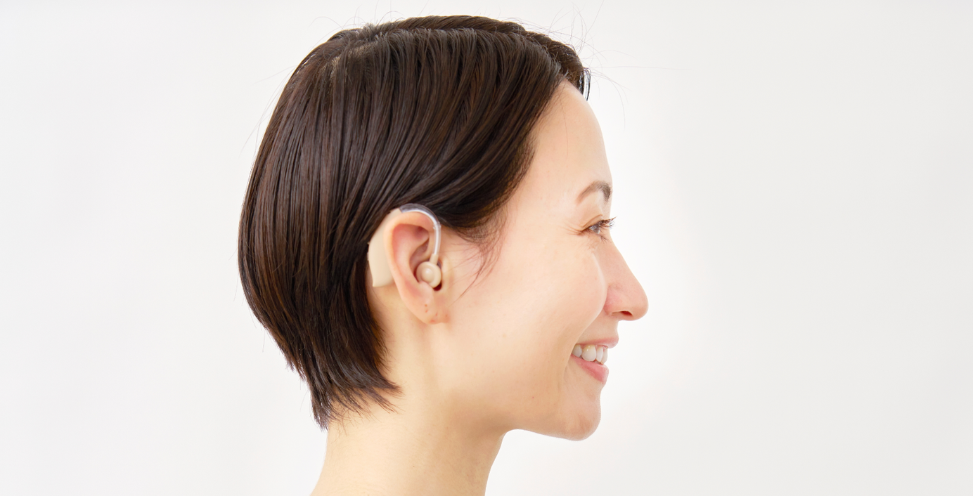 Eine Frau mit einem Hörgerät.