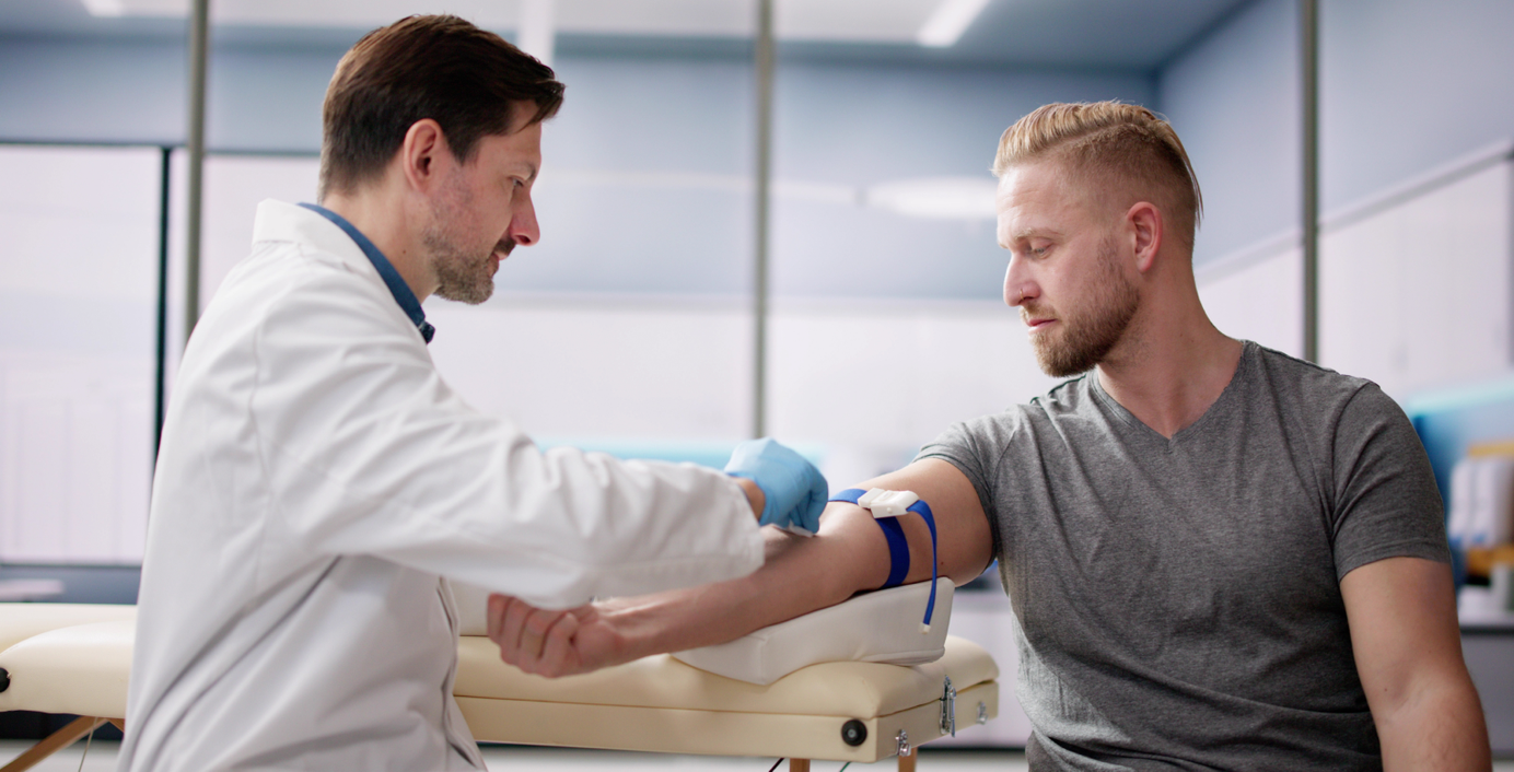 Einem Patienten wird beim Arzt Blut abgenommen.